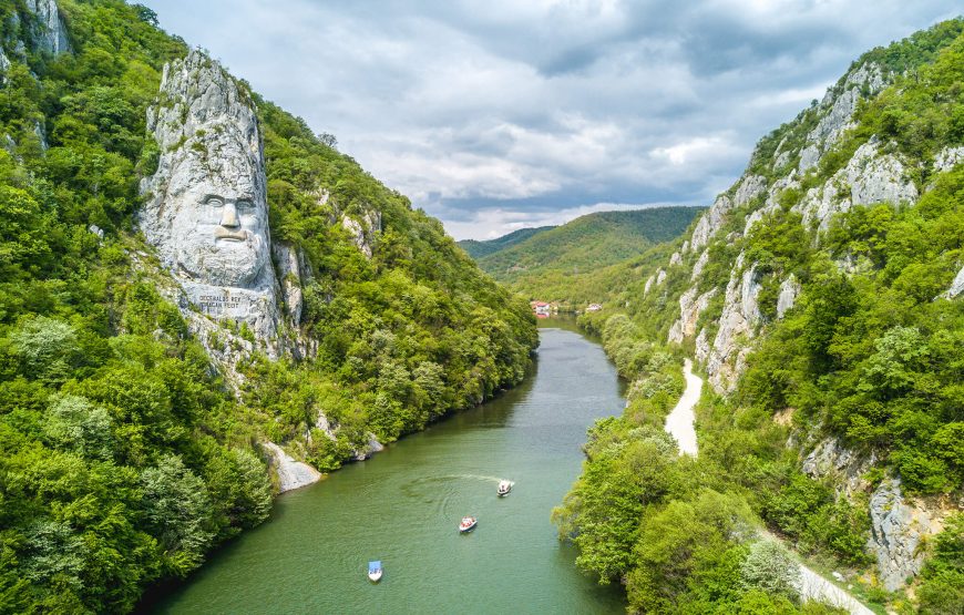 https://alexandra-travel.com/wp-content/uploads/2021/06/statuia-lui-decebal-de-la-dunare-cu-dji-mavic-pro-870x555.jpg